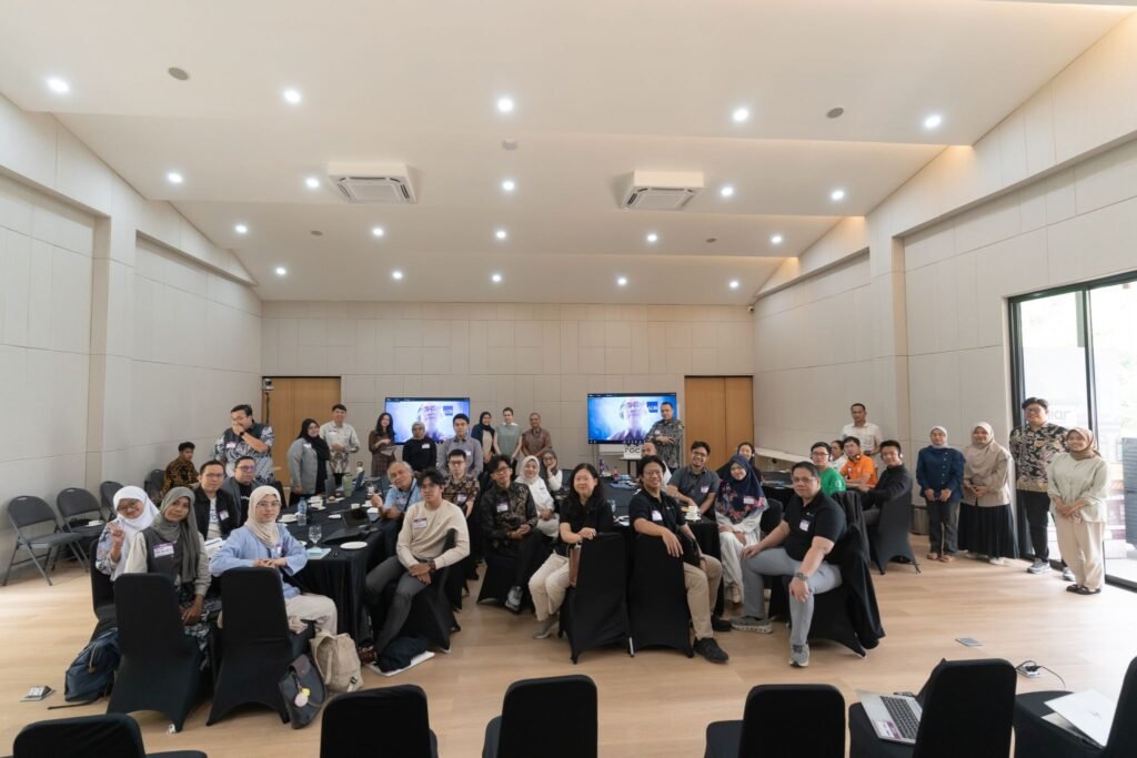 Toàn cảnh hội trường FGC Open Day tại Pijar Foundation, Jakarta, với phiên kết nối trực tuyến trên màn hình