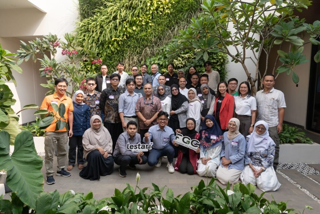 Đoàn CASFarm cùng các đội thi chụp ảnh lưu niệm ngoài trời tại FGC Open Day, Jakarta